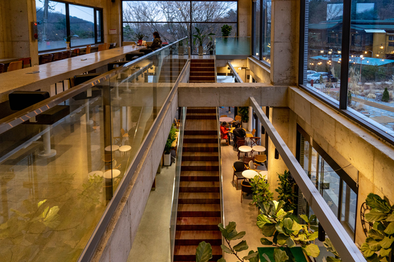 Highground Bakery can accommodate multiple visitors at once since it used to be an in-service education institute for group visitors. [BAEK JONG-HYUN]