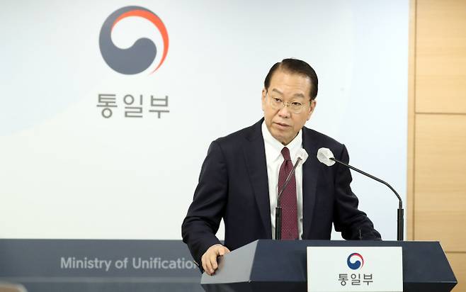 권영세 통일부 장관이 남북 통신연락선을 일방적으로 차단한 북한을 향해 강한 유감을 표명했다. 사진은 11일 정부서울청사에서 장관 명의 성명을 발표하고 있는 권 장관. /사진=뉴스1