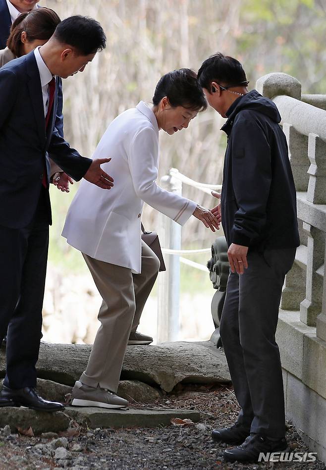 [대구=뉴시스] 이무열 기자 = 박근혜 전 대통령이 11일 오전 대구 동구 팔공총림 동화사를 방문해 능종 주지 스님과 차담을 나누기 위해 사찰음식 체험관으로 이동하고 있다. 2023.04.11. lmy@newsis.com