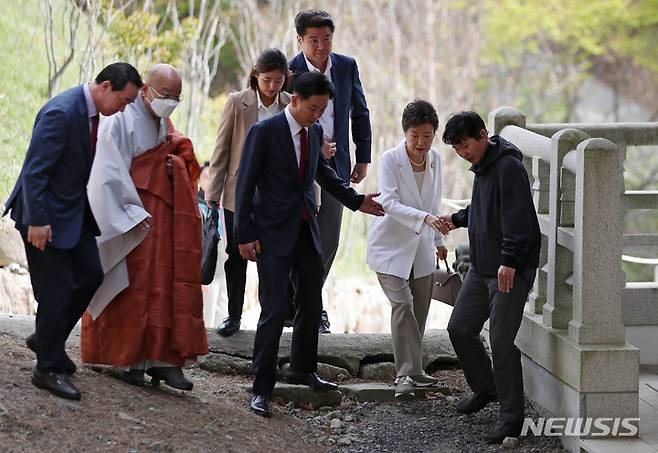 [대구=뉴시스] 이무열 기자 = 박근혜 전 대통령이 11일 오전 대구 동구 팔공총림 동화사를 방문해 능종 주지 스님과 차담을 나누기 위해 사찰음식 체험관으로 이동하고 있다. 2023.04.11. lmy@newsis.com