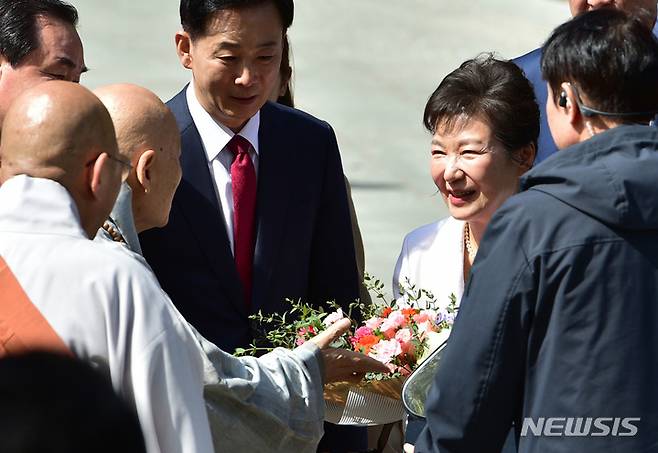 [대구=뉴시스] 박근혜 전 대통령이 11일 오전 대구 동구 팔공총림 동화사를 방문하고 있다. 왼쪽이 측근인 유영하 변호사이다. 2023.04.11. photo@newsis.com