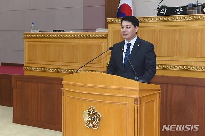 한상민 부의장이 '북한산국립공원 우이령길 전면 개방 및 강북 우이에서 양주 장흥 간 광역도로 개설 촉구 건의안'을 대표 발의하고 있다. (사진=양주시의회 제공)