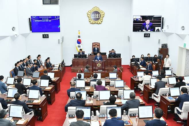 [제주=뉴시스] 오영훈 제주지사가 11일 오후 제주시 연동 제주도의회에서 열린 제415회 임시회 제2차 본회의 도정질문에서 질의에 답변하고 있다. (사진=제주도의회 제공) 2023.04.11. photo@newsis.com  *재판매 및 DB 금지