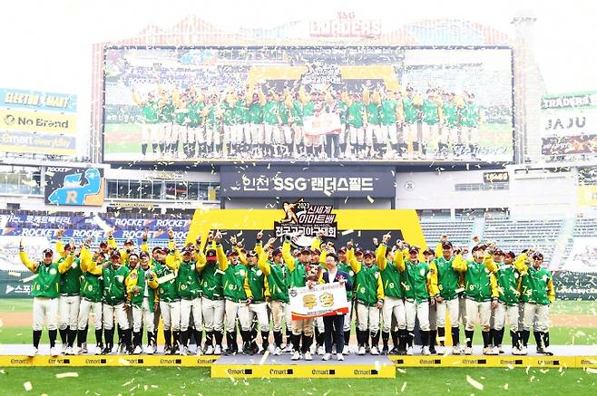 덕수고 야구부가 11일 '신세계이마트배 고교야구대회'에서 우승한 뒤 시상식에서 세리머니를 펼치고 있다. SSG 랜더스