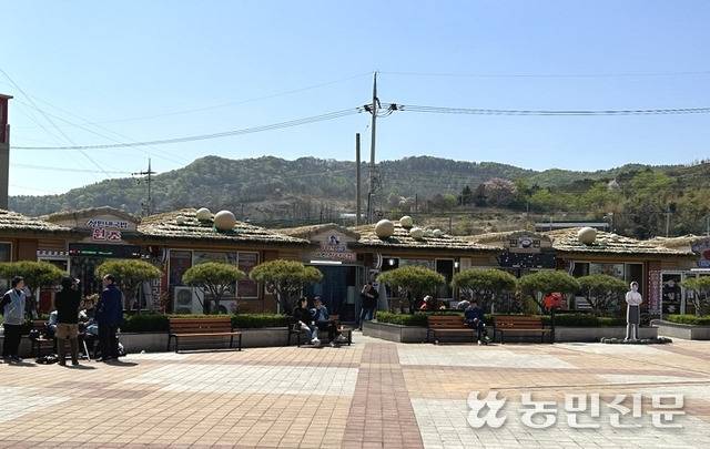 9일 이른 점심시간 국밥거리의 모습.