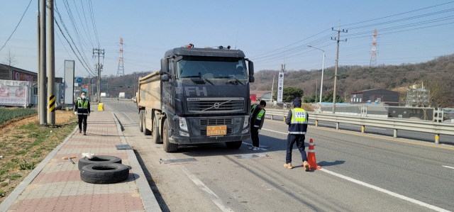 ▲안성시가 지역 내 도로 파손의 원인으로 꼽히는 주요 도로 과적차량에 대해 집중단속을 실시한다. ⓒ안성시