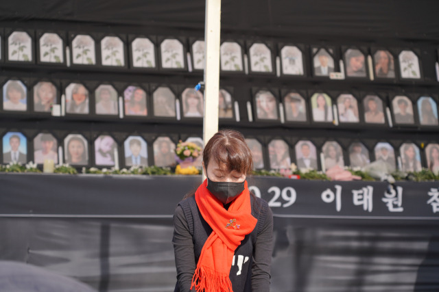 ▲지난달 15일 오후 서울 중구 서울광장 이태원 참사 희생자 분향소에서 159배를 진행하고 있는 한 유가족의 모습. 이날 유가족들은 기자회견이 열리기 전인 오후 12시께부터 희생자 추모와 분향소 지원 촉구를 위해 159배를 진행했다. ⓒ프레시안(한예섭)