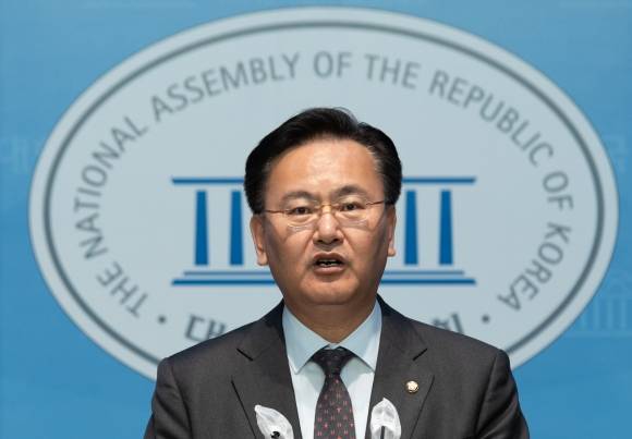 첫 논평하는 유상범 수석대변인 - 유상범 국민의힘 수석대변인이 13일 오후 서울 여의도 국회 소통관에서 이재명 더불어민주당 대표의 ‘강제동원 굴욕해법 강행 규탄 및 일본의 사죄배상 촉구 2차 범국민대회’ 참석 관련 논평을 하고 있다. 2023.3.13 뉴스1