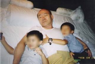 전두환씨 손자 전우원씨가 일가의 비리 의혹을 제기해 파장이 커지고 있다. 전씨는 어린 시절 전두환씨와 함께 찍은 사진 등 그동안 언론에 공개되지 않았던 가족사진도 공개했다. 연합뉴스