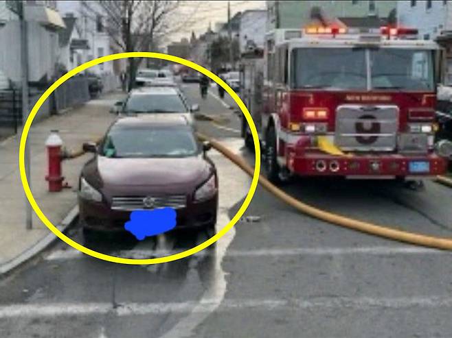 소화전 앞 주차금지 아시죠?…차유리 깨고 소방호스 연결한 美 소방대 / 사진=뉴베드퍼드 소방국 페이스북