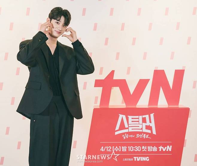 배우 김재원이 11일 오후 온라인으로 진행된 tvN 수목드라마 '스틸러: 일곱 개의 조선통보' 제작발표회에 참석해 포즈를 취하고 있다.  '스틸러: 일곱 개의 조선통보'는 베일에 싸인 문화재 도둑 스컹크와 비공식 문화재 환수팀 ‘카르마’가 뭉쳐 법이 심판하지 못하는 자들을 상대로 펼치는 케이퍼 코믹 액션 드라마. 오는 12일 첫 방송. / 사진제공 = tvN /사진=김창현 기자 chmt@