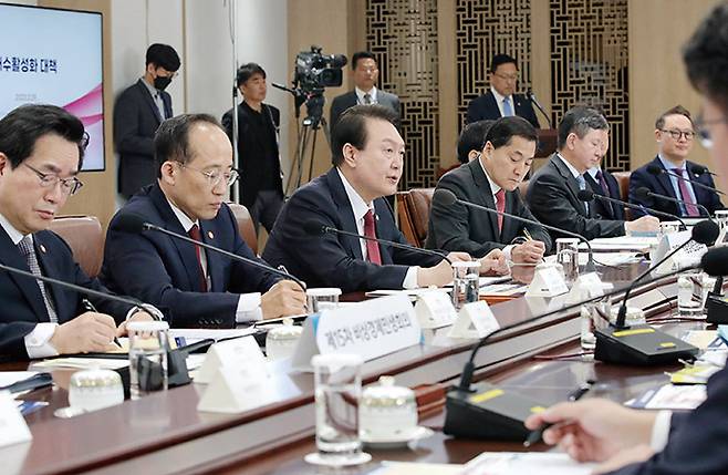 윤석열 정부가 내놓은 내수활성화 대책은 기대한 효과를 낼 수 없을 거라는 지적이 많다.[사진=뉴시스]