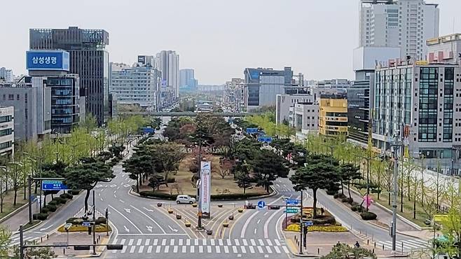 안산시청 앞 도로변에 가로숲길 조성  (안산=연합뉴스) 김인유 기자 = 경기 안산시는 11일 시청앞 삼거리에서 농협사거리에 이르는 도로 양쪽의 녹지공간을 활용해 170ｍ 길이의 숲길을 조성해 오는 6월 초 시민에게 개방한다고 밝혔다.
 도로 옆 녹색부분이 은행나무가 심겨 있는 녹지공간이다. 2023.4.11 hedgehog@yna.co.kr