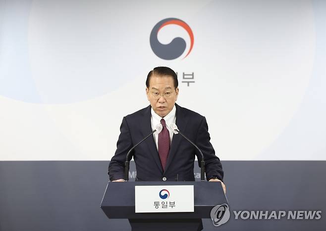 통일부, 남북 통신선 및 개성공단 무단가동 관련 브리핑 (서울=연합뉴스) 신준희 기자 = 권영세 통일부 장관이 11일 오전 정부서울청사 합동브리핑룸에서 남북 통신선 및 개성공단 무단가동 관련 성명을 발표하고 있다. 2023.4.11 hama@yna.co.kr