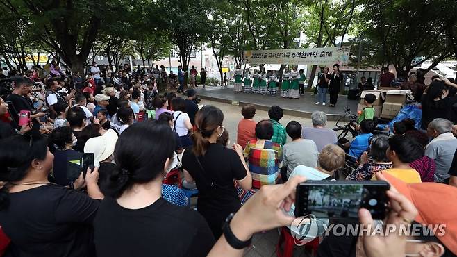 광주 고려인마을에서 열린 축제 광주광역시 광산구 소재 고려인마을은 오는 5월 19∼21일 세계고려인단체총연합회 출범식과 국제학술회의를 겸한 '제1회 K-미래대회'를 개최한다. 사진은 고려인마을 소재 홍범도공원에서 열린 '고려인가족 추석한마당 축제'. [연합뉴스 자료사진]