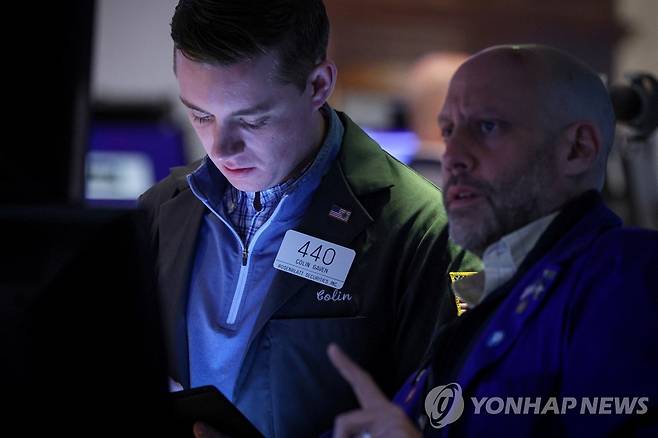 NYSE 입회장에서 일하는 트레이더들의 모습 [연합뉴스 자료사진]