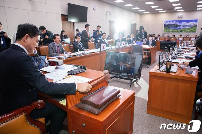 김태호 국회 외교통일위원장이 21일 서울 여의도 국회에서 열린 제404회 국회(임시회) 외교통일위원회 제2차 전체회의에서 의사봉을 두드리고 있다. 2023.3.21/뉴스1 ⓒ News1 유승관 기자