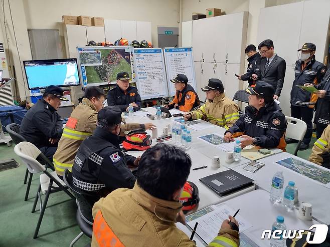 이일 강원도소방본부장이 12일 강릉 경포119안전센터에서 소방 지휘 간부들과 강릉 산불 관련 대책 회의를 하고 있다.(강원도소방본부 제공)