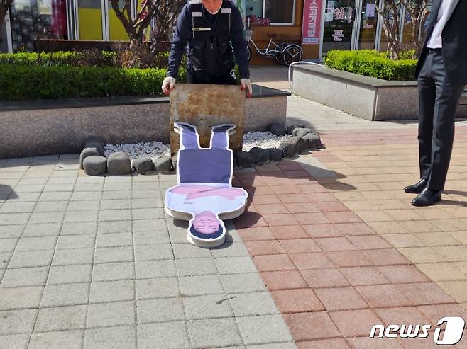 12일 오전 예산시장 국밥거리에 설치됐던 백종원 모형이 철거돼 옮겨지고 있다. 백종원 모형은 상설시장 내로 이전했다. 2023.4.12ⓒ 뉴스1 이찬선 기자