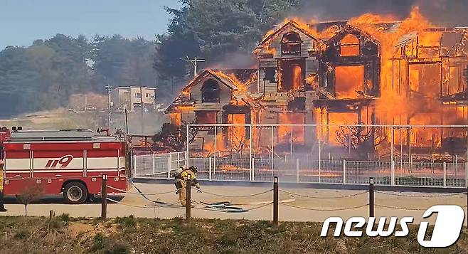 11일 강원 강릉시 난곡동의 한 야산에서 산불이 발생, 출동한 소방대원이 민가로 번진 화재를 진압하고 있다. (소방청 제공)  /뉴스1