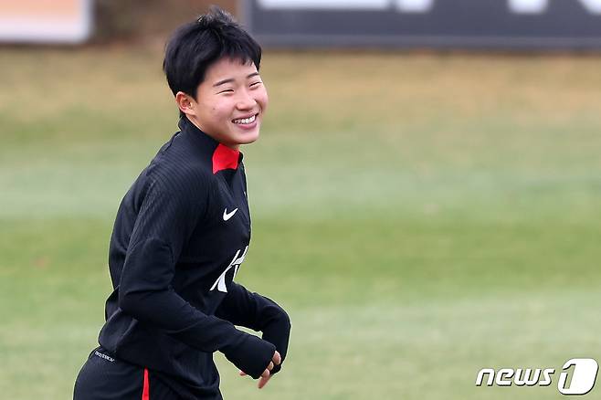 무궁화호 열차 탈선사고 이슈로 뒤늦게 합류한 여자 축구대표팀 천가람이 7일 경기 파주 축구대표팀 트레이닝센터(NFC)에서 열린 훈련에서 러닝을 하며 몸을 풀고 있다. 2022.11.7/뉴스1 ⓒ News1 이동해 기자