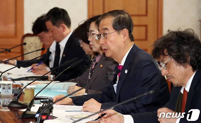 한덕수 국무총리가 12일 오후 서울 종로구 세종대로 정부서울청사에서 열린 학교폭력대책위원회에서 모두 발언을 하고 있다. 2023.4.12/뉴스1 ⓒ News1 김명섭 기자