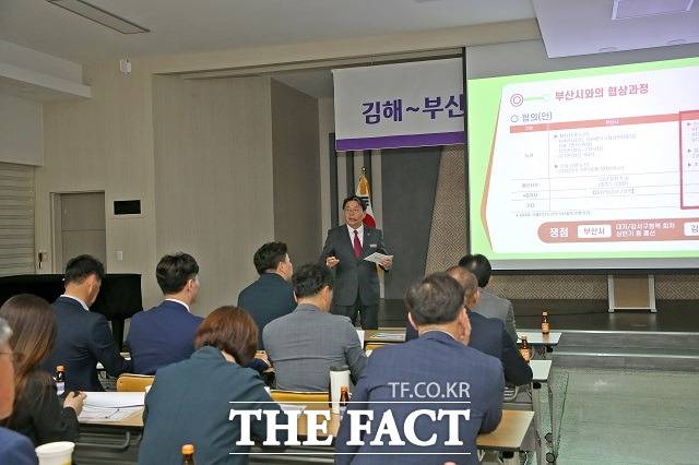 홍태용 김해시장이 12일 오전 시청 대회의실에서 '김해~부산간 시내버스 운행노선 개편'에 대해 시민들에게 설명하고 있다./김해시