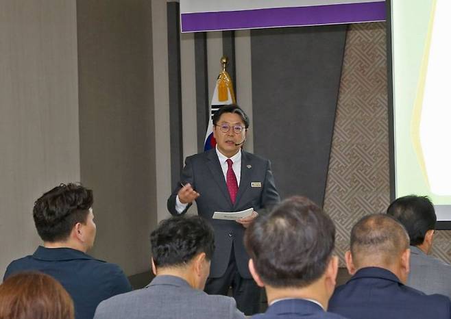 홍태용 경남 김해시장이 김해~부산 간 시내버스 노선 개편 내용을 설명하고 있다. [사진제공=김해시청]