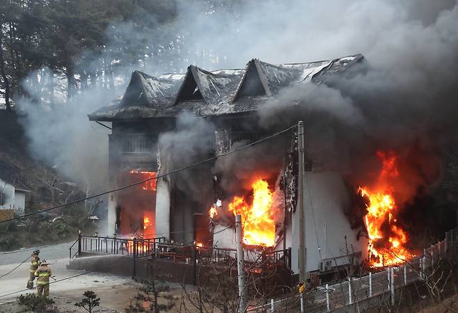 11일 오후 강원도 안현동의 한 건물에서 산불로 인한 화재가 발생했다. 이날 오전 8시 30분경 강원도 강릉시 난곡동 일원에서 발생한 산불이 태풍급 강풍을 타고 번지면서 소방청이 올해 처음 소방 대응 최고 수준인 대응 3단계를 발령해 산불 진화에 나섰다. 2023. 4. 11 / 장련성 기자