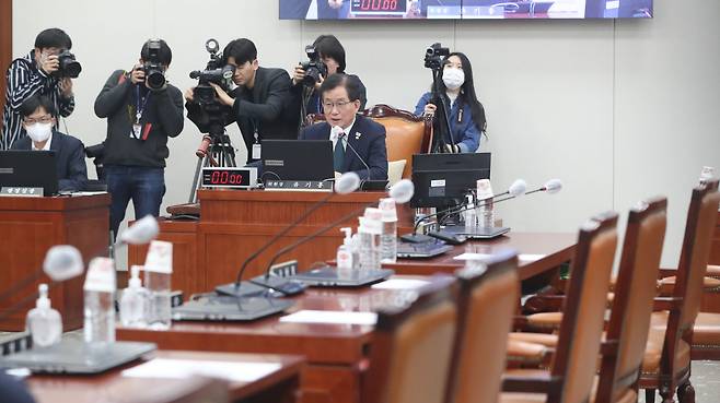 지난달 21일 서울 여의도 국회에서 열린 교육위원회 전체회의에서 유기홍 위원장이 국힘의힘 의원들 불참한 가운데 정순신 변호사 자녀 학교폭력 진상조사 및 학교폭력 대책 수립을 위한 청문회 실시계획서 채택의 건을 의결하고 있다. /뉴스1