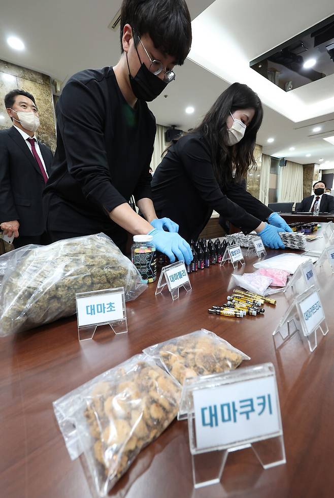 지난해 10월 인천 영종도 인천본부세관 수출입통관청사에 미국 국토안보수사국(HSI)과 공조 수사로 적발한 대마초, 대마쿠키 등 마약류 압수품이 놓여 있다. 연합뉴스