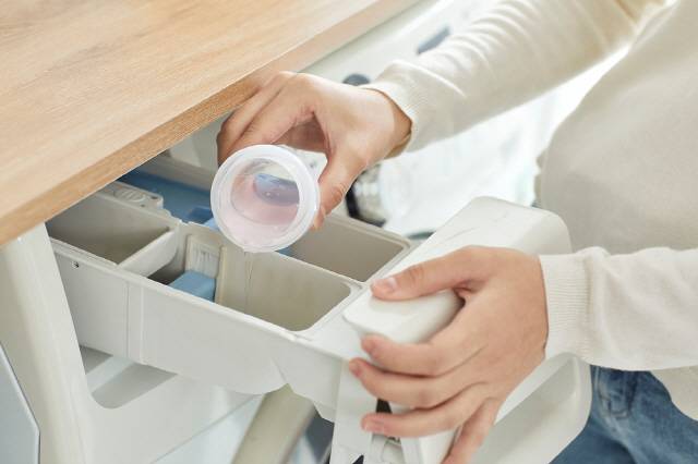 일반 세탁기용 세제는 드럼 세탁기용 세제에 비해 거품이 많이 발생하기 때문에 빨랫감에 세탁 세제가 잔류할 가능성이 크다./사진=클립아트코리아