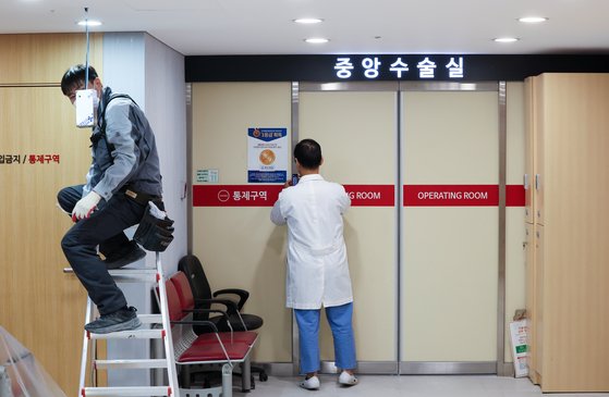 코로나19 전담병원에서 해제된 뒤 일반 환자를 받기 위해 공사 중인 서울 광진구 혜민병원. 우상조 기자