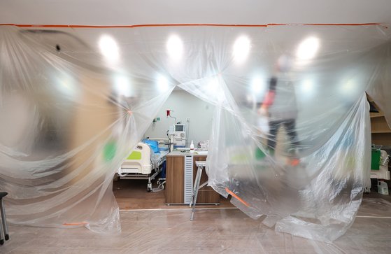 코로나19 환자들을 위한 투석실이었던 혜민병원 본관 2층. 의료 도구들이 남아있는 곳에서 페인트 작업이 한창이다. 우상조 기자