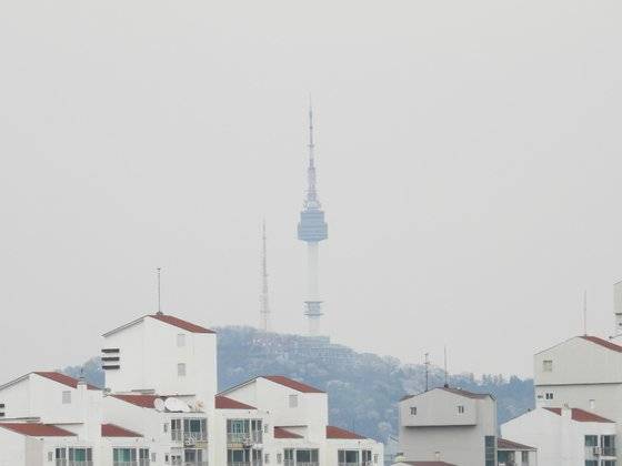 지난 4일 서울 영등포구에서 바라본 남산타워의 모습. 강찬수 기자