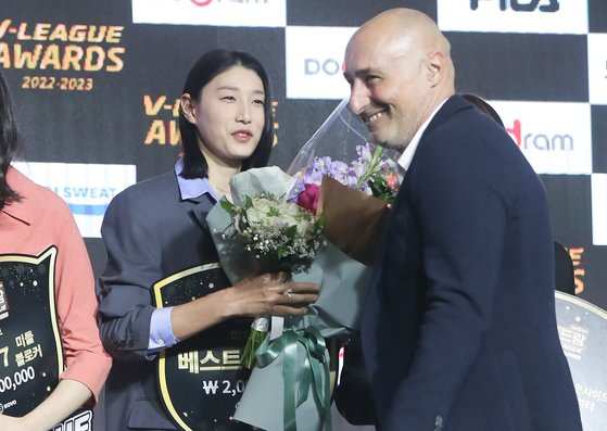 MVP를 수상한 김연경을 축하하는 마르첼로 아본단자 흥국생명 감독. 연합뉴스