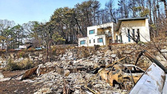 12일 오전 찾은 강원 강릉시 저동. 화마가 집어삼킨 주택 사이로 그을린 흔적조차 없이 깨끗한 집 한 채가 눈에 들어왔다. 박진호 기자