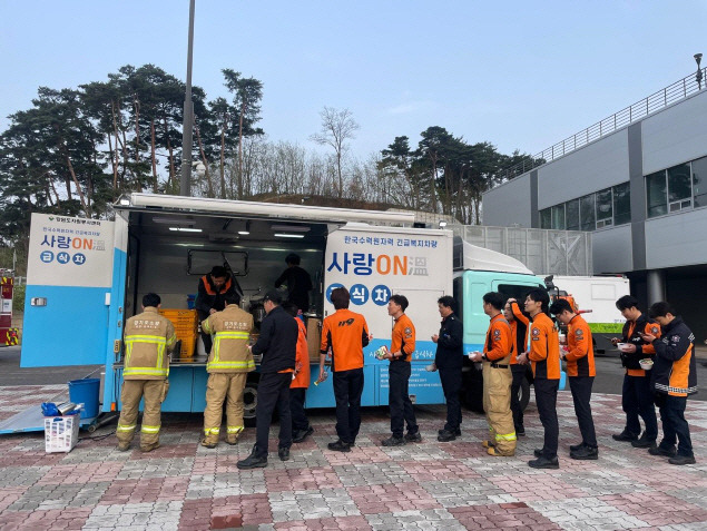 ▲ 강원도자원봉사센터는11일 강릉산불 발생 현장에 급식차와 세탁차를 설치해 이재민과 산불진화 인력 지원 활동을 펼쳤다.[강원도 제공]