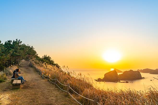 Golden sunset on Jeju Island (Korea Tourism Organization)