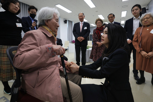 김건희 여사가 12일 경기도 파주시 국립6·25전쟁납북자기념관을 찾아 납북자·억류자 가족과 대화하고 있다. 연합뉴스