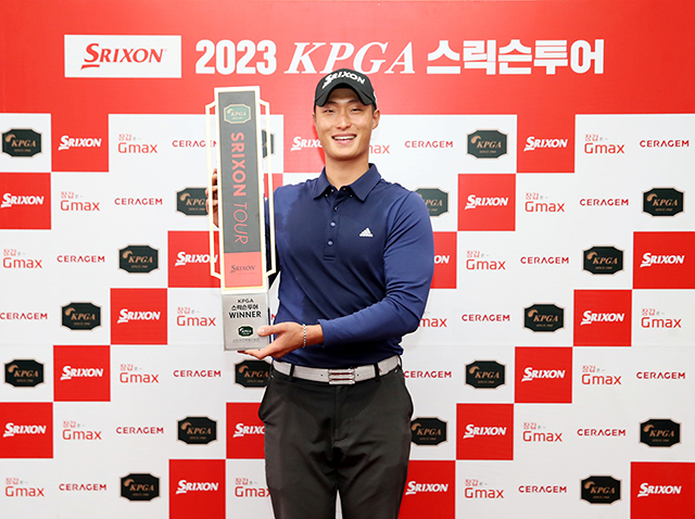 김용태가 2023 KPGA 스릭슨투어 3회 대회 우승 후 기뻐하고 있다. 사진=한국프로골프협회 제공
