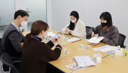 도레이첨단소재 직원들이 시각장애 아동을 위한 점자 큐브를 만들고 있다. 도레이첨단소재 제공