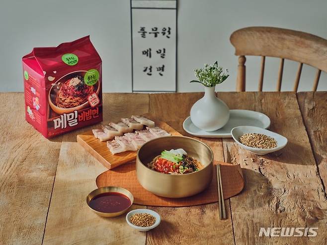 [서울=뉴시스]톡톡 튀는 볶은 메밀 건더기와 숙성 비빔장으로 전문점에서 맛보던 메밀면의 식감과 맛을 구현한 풀무원 메밀 비빔면의 모습.(사진=풀무원 제공)