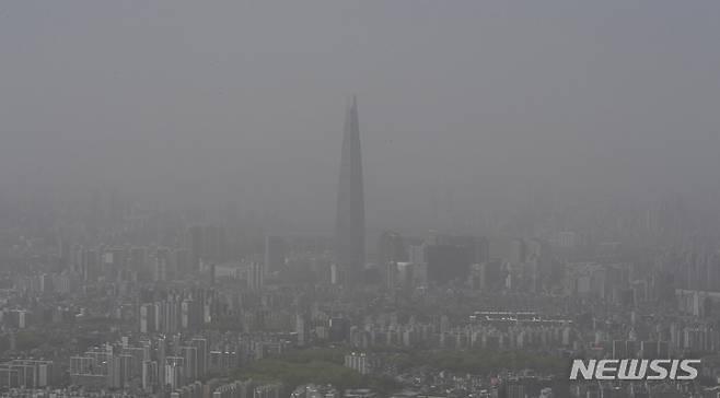 [광주(경기)=뉴시스] 김종택 기자 = 중국발 황사의 영향으로 미세먼지 농도가 '매우 나쁨' 수준을 보인 12일 경기도 광주시 남한산성에서 바라본 서울 도심이 뿌옇게 보이고 있다. 2023.04.12. jtk@newsis.com