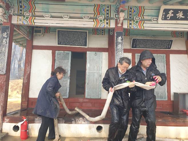 강원도 유형문화재인 방해정을 지키려는 인력들. 강릉시 제공