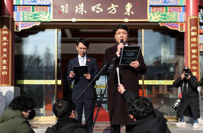 동방명주 실질 지배인 왕해군 씨(HG 문화미디어 대표)가 지난해 12월 29일 서울 송파구 동방명주 앞에서 기자회견을 하고 있다. 왕해군 씨는 이날 “중국음식점 동방명주는 중국 비밀경찰서와 무관하다”고 말했다. [뉴시스]