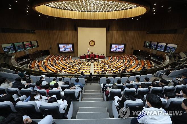 미래의 유권자들이 지켜보는 전원위 (서울=연합뉴스) 이정훈 기자 = 12일 오후 국회 본회의장 방청석에서 국회를 견학 온 초등학생들이 전원위원회를 지켜보고 있다. 2023.4.12 uwg806@yna.co.kr