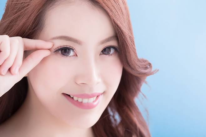 쌍꺼풀 수술의 원리는 눈을 뜨는 조직에 피부를 '유착'시켜 당겨 올라가는 라인을 만드는 것이다. [사진=클립아트코리아]