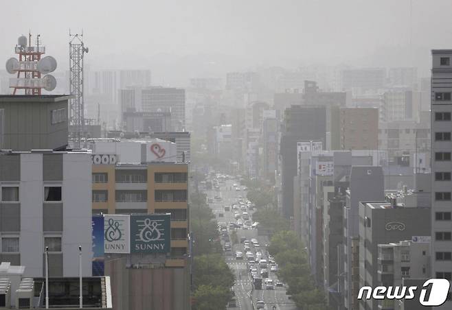 12일 일본 서부에 해당하는 후쿠오카 거리의 모습. 황사로 원거리의 건물이 뿌옇게 연기에 싸인 듯 보인다. ⓒ 로이터=뉴스1 ⓒ News1 권진영 기자