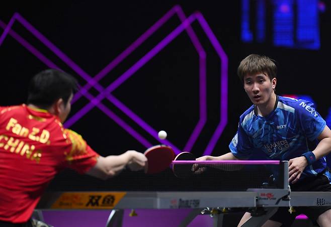 이상수가 12일(현지시간) 중국의 판젠동과 2023 WTT 챔피언스 16강전에서 격돌하고 있다. 신샹||신화 연합뉴스